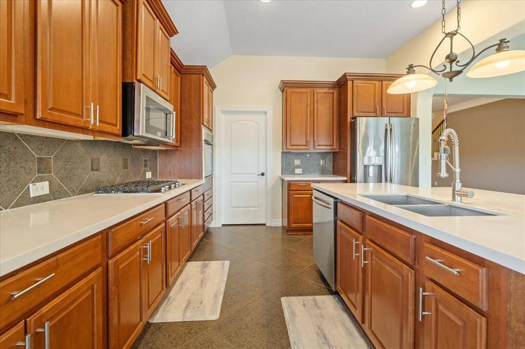 Plenty of counterspace for your all your kitchen needs