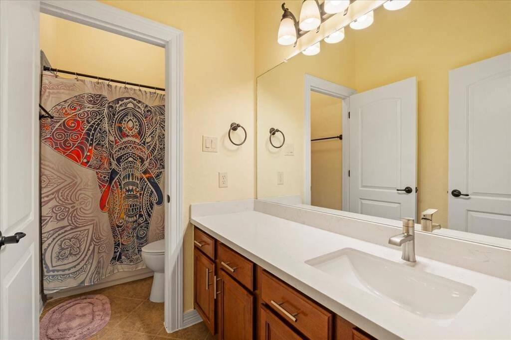 2nd bathroom with lots of light and tub/shower combo
