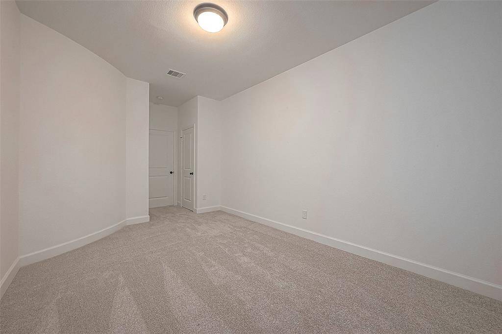 2 bedrooms accessible via a Jack and Jill bathroom. ( Bedroom 2 )