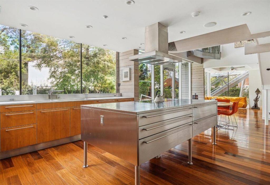 Imagine the meals you will prepare and the conversations you will have. What a lovely setting, bringing the outdoors in.