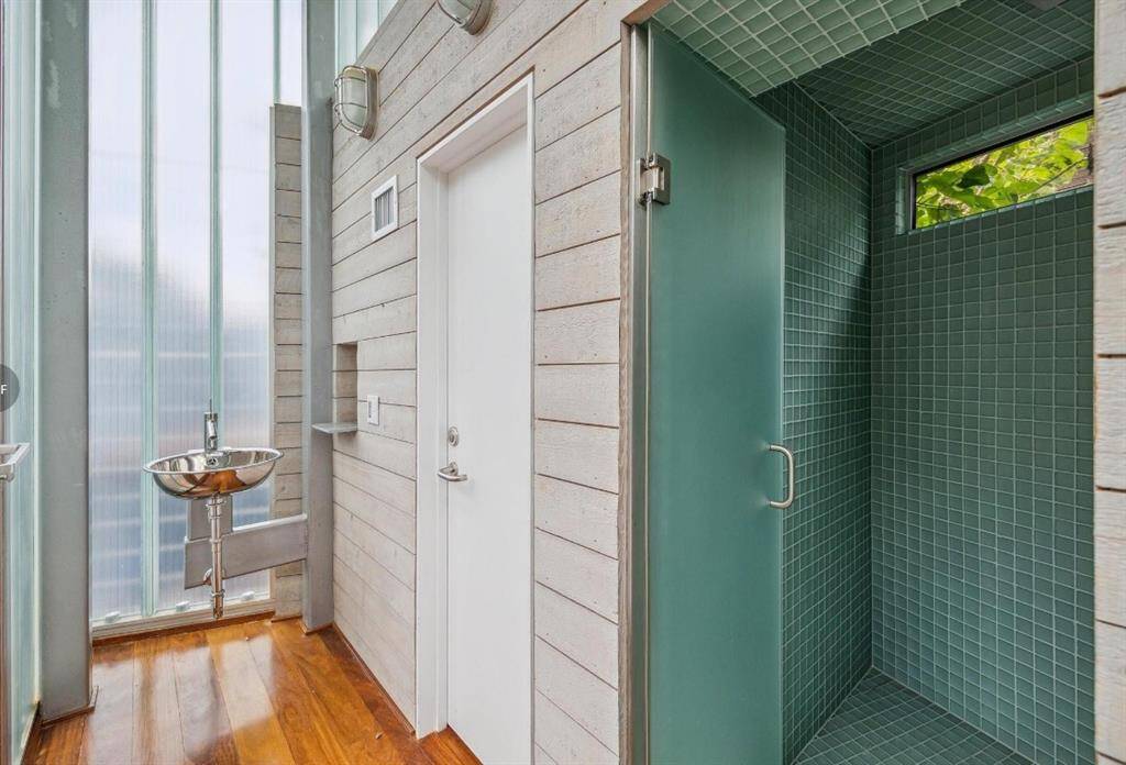 Upstairs full bathroom in the bath tower.