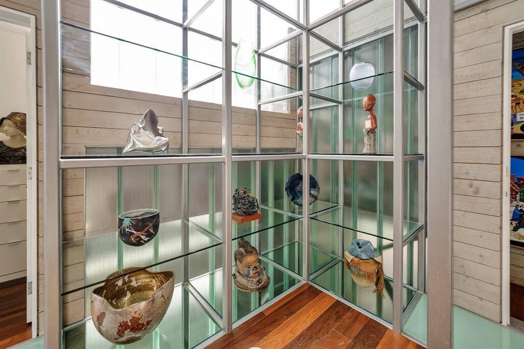 To make the guesthouse more transparent, a hanging cantilever structure was designed to allow as much glass as possible. For some of the inside walls Profilit, an innovative glass product from Germany, was used. Profilit cast-glass panels made from recycled glass hold their own weight and can be lit with fiber optic lighting.