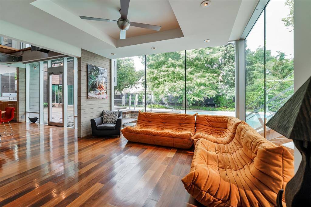 This design creates a serene ambiance, blurring the lines between indoor comfort and outdoor luxury.