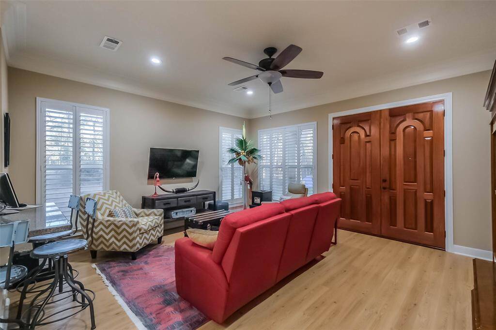 Your first floor guest suite features the same high quality finishes as the main house and is perfectly equipped for guests. The living room has high ceilings, crown molding and oversized windows with plantation shutters.