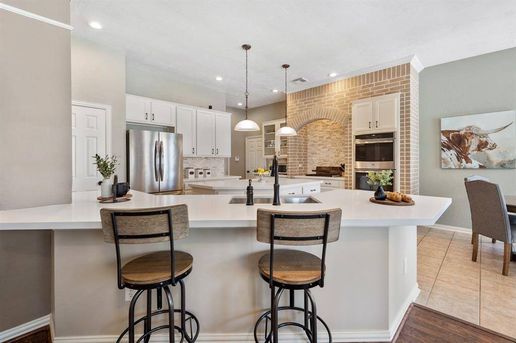 The individual nominated to wash dishes in this single basin, undermount, stainless steel sink will no longer miss the best parts of the movie thanks to the fact that it overlooks the Living Room ahead. Need more space for friends and family to linger and eat, this Kitchen Bar can hold up to 4 additional seats!