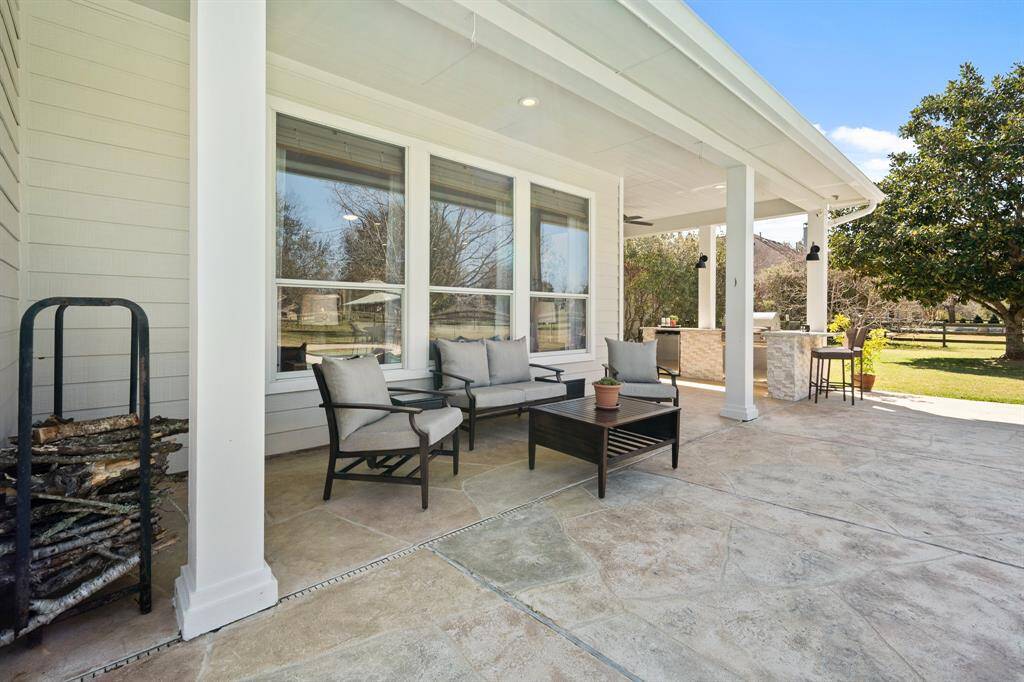 Entertaining groups both big and small just got easier thanks to this masterfully designed outdoor space. Friends and family can mingle with the master griller while sitting at the Outdoor Kitchen counter or relax poolside and socialize with those cooling off in the water.