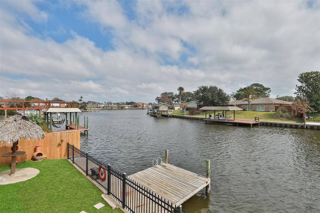 Lake allows access to Galveston Bay