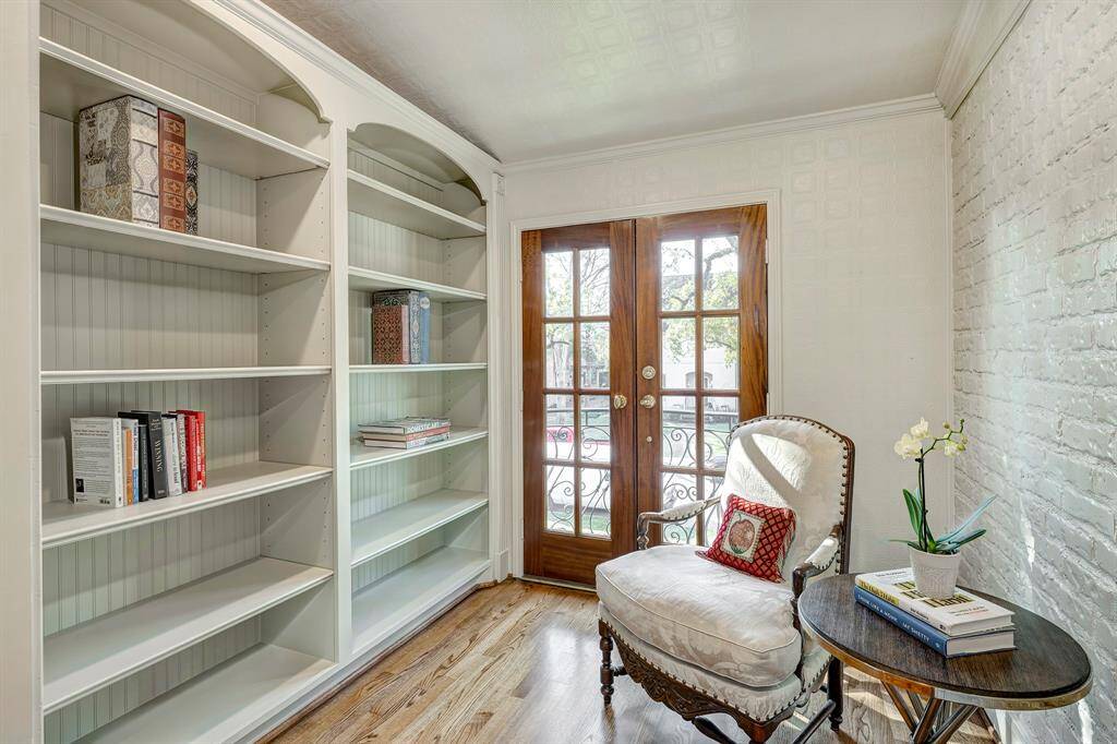 The second floor "quiet room" [7' x 7'] is a one-of-a-kind private room. This enchanting space offers a wall of shelving for your favorite books, having been designed for reading and reflection. Alternatively use this spot as a quaint children's playroom, homework area or to  use a Peleton.