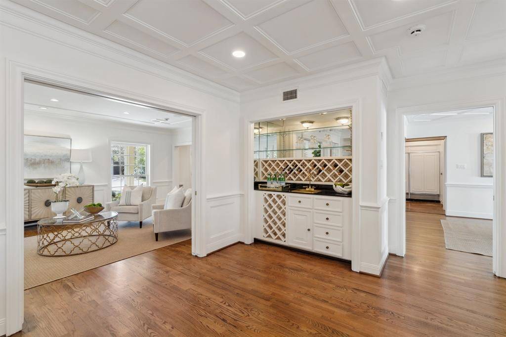 Similar to new construction in River Oaks, the illuminated wet bar and wine storage niche is strategically situated "front and center" between the grand entertaining areas.