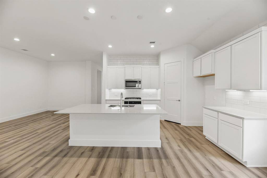Quartz Countertops and Stainless Appliances!