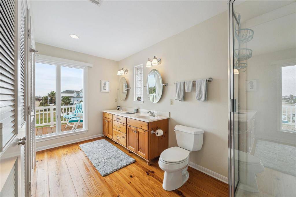 The primary en suite includes double sinks, shower and a stacking washer/dryer!  No carrying clothes to the ground floor!