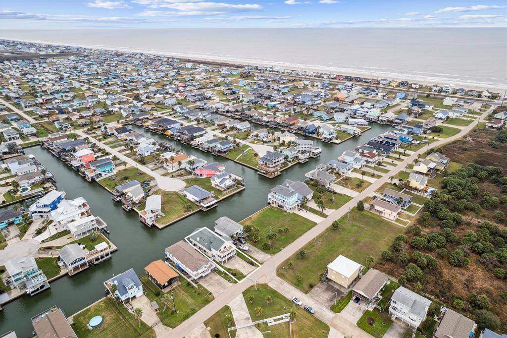 This location is fantastic - on the main canal for easy access to the bay and just a quick golf cart ride or walk to the beach!