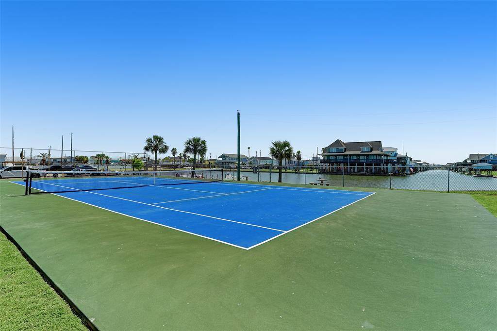 HOA amenities include the neighborhood tennis court and pool.