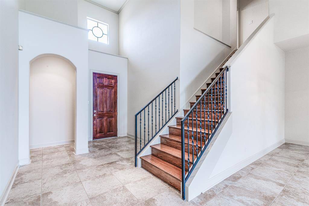 A spacious entryway greats you with 18' ceiling and gorgeous tile floor.