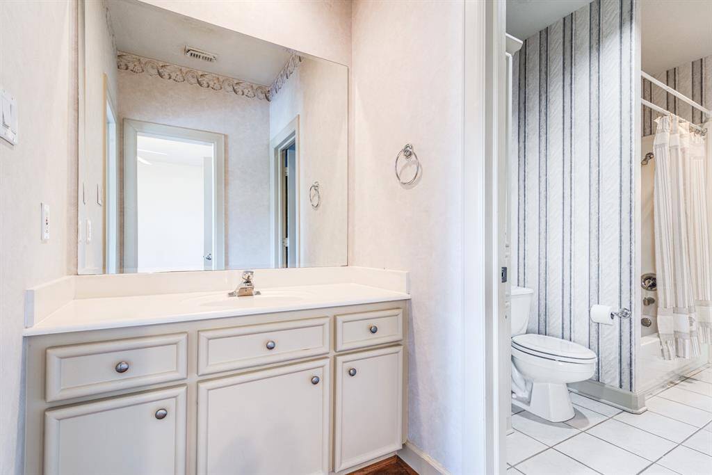 En suite 'Jack and Jill' bathroom shared by the two upper level bedrooms.