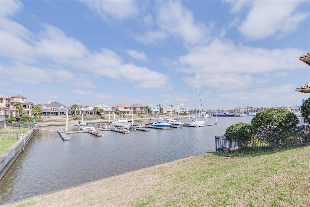 Live here in Waterford Harbor. Upscale gated community on the water.