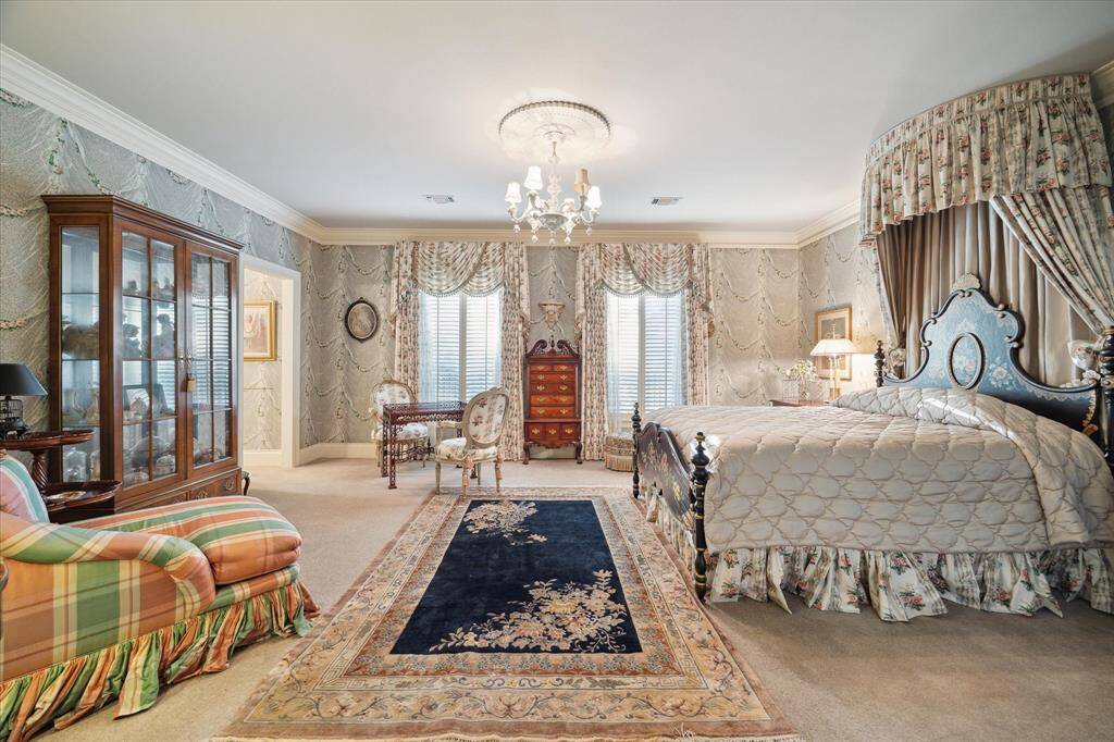 Secondary bathroom with carpeted and tile flooring, Hollywood lighting, recessed lighting, custom millwork, single sinks, brass and porcelain hardware, built-in cabinetry and drawers for linens, and a tub/shower combo.