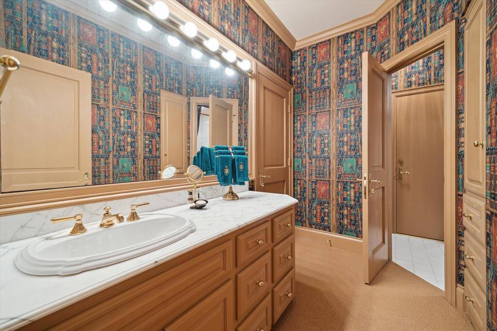 This space could be a second home office, exercise room, yoga retreat, you name it!