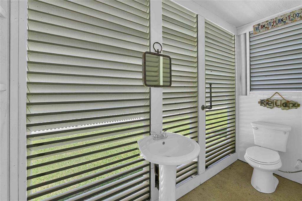 Outdoor 1/2 bath