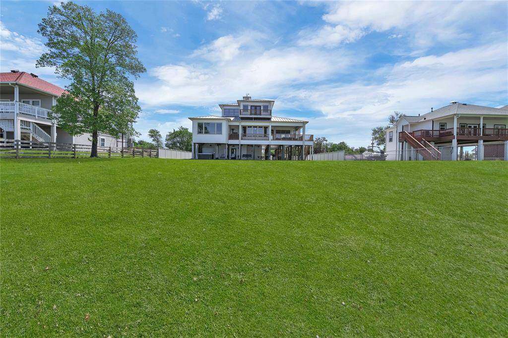 View of the large back yard.