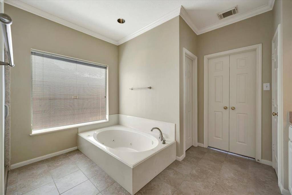 Jetted tub.
