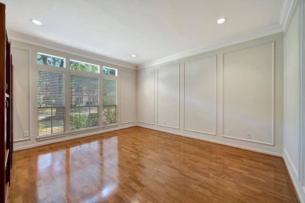 Very large study/flex room.
