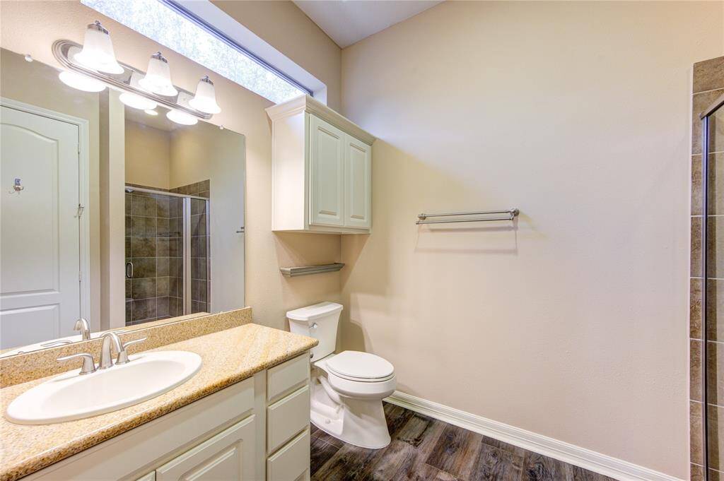 En suite bathroom for 1st floor guest room
