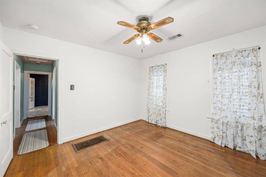 Middle bedroom has access from the front hallway.