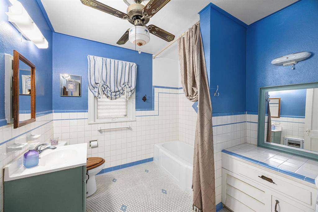 Vintage bathroom with beachy theme!