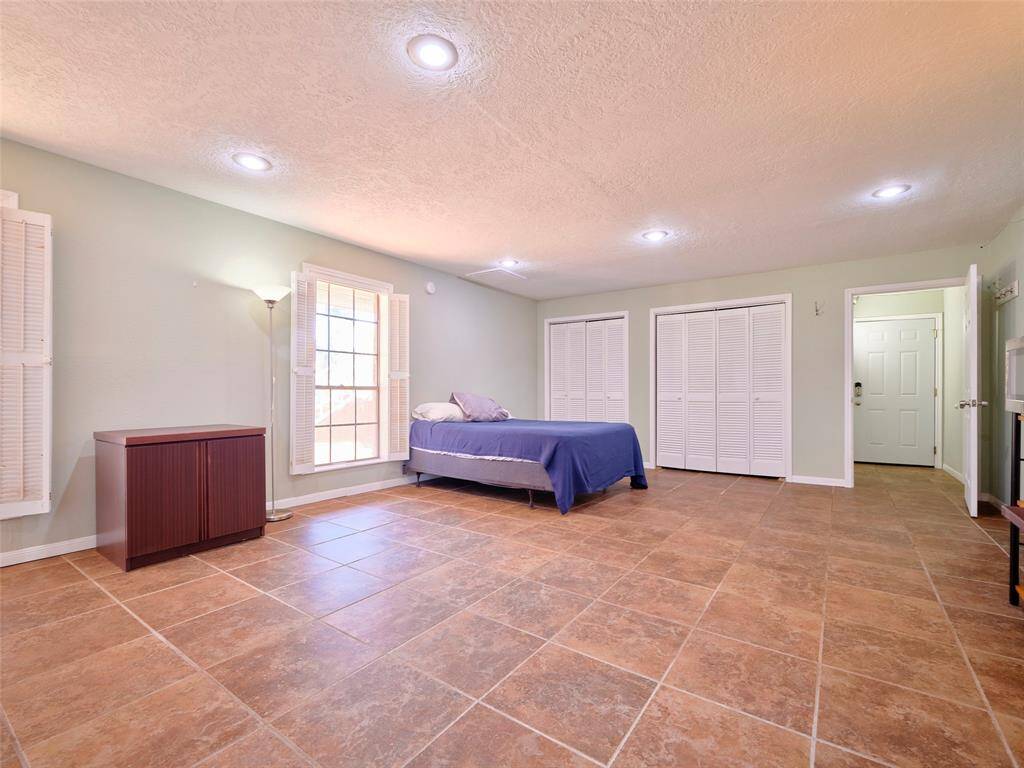 Optimize your investment with this multifunctional room, perfect as a potential rental space to boost your income.