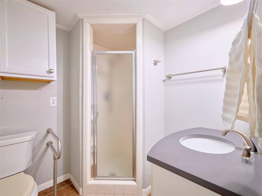 Conveniently nestled between the versatile bonus room and the bright sunroom, this full bathroom offers both accessibility and privacy.