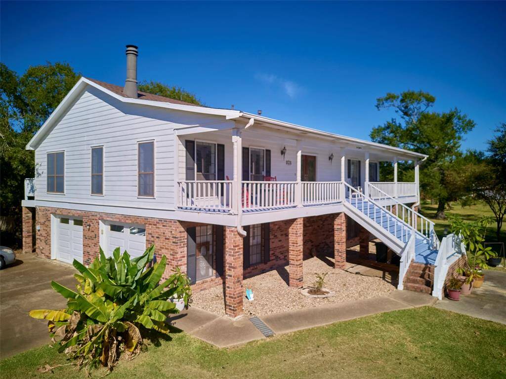 Discover the perfect blend of comfort and convenience in this charming home, nestled close to scenic waterfronts, lush parks, top-rated schools, and a variety of shopping and fine dining options. Enjoy easy freeway access for a smooth commute.