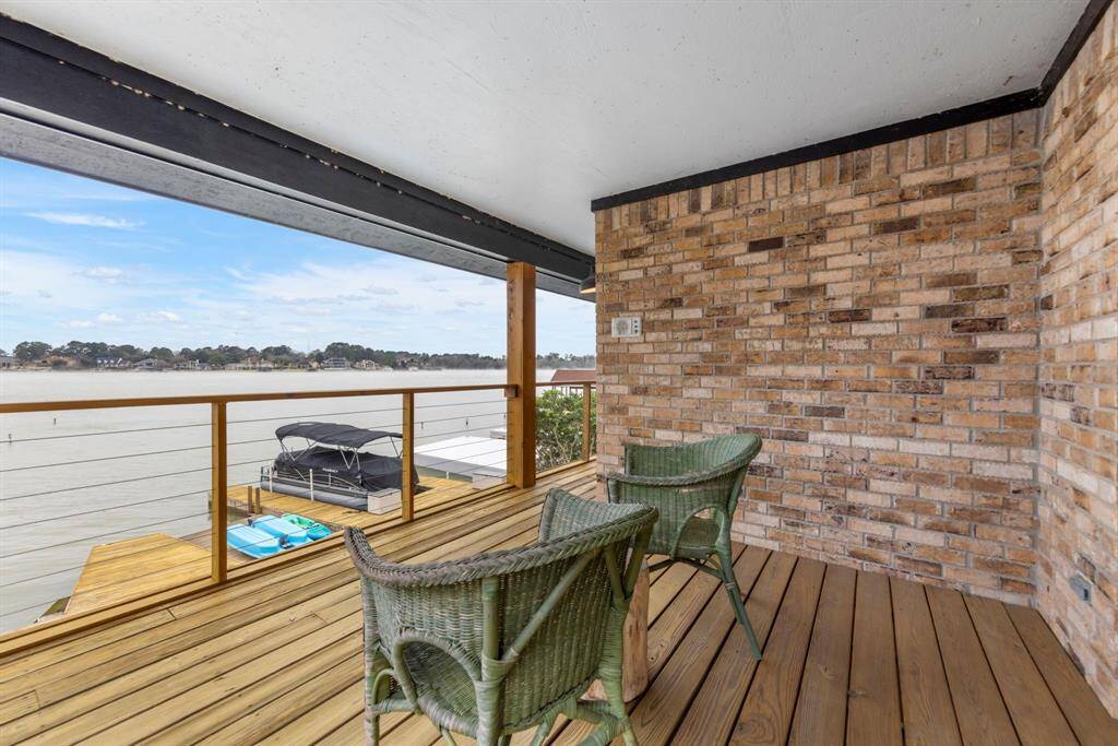 These breathtaking lake views never get old! Wake up to stunning sunrises and unwind with gorgeous sunsets over the water.