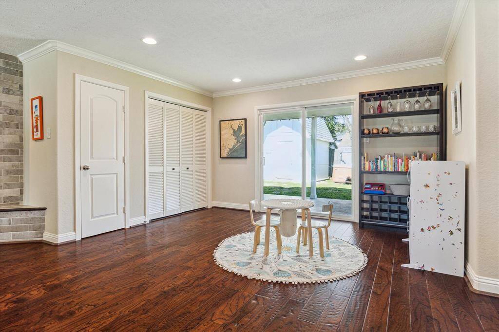 The bonus area offers an abundance of possibilities....a lively pool table, a sun room for enjoying the view, an additional workspace for productivity, or a play area for children.