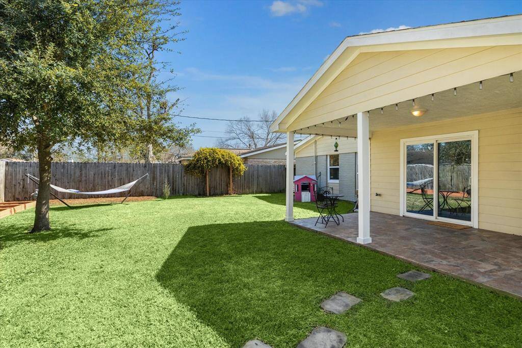 The covered patio is the perfect spot to enjoy a quiet morning coffee, or a delicious BBQ. Ample space for seating and entertaining. The patio is an extension of your living area.
