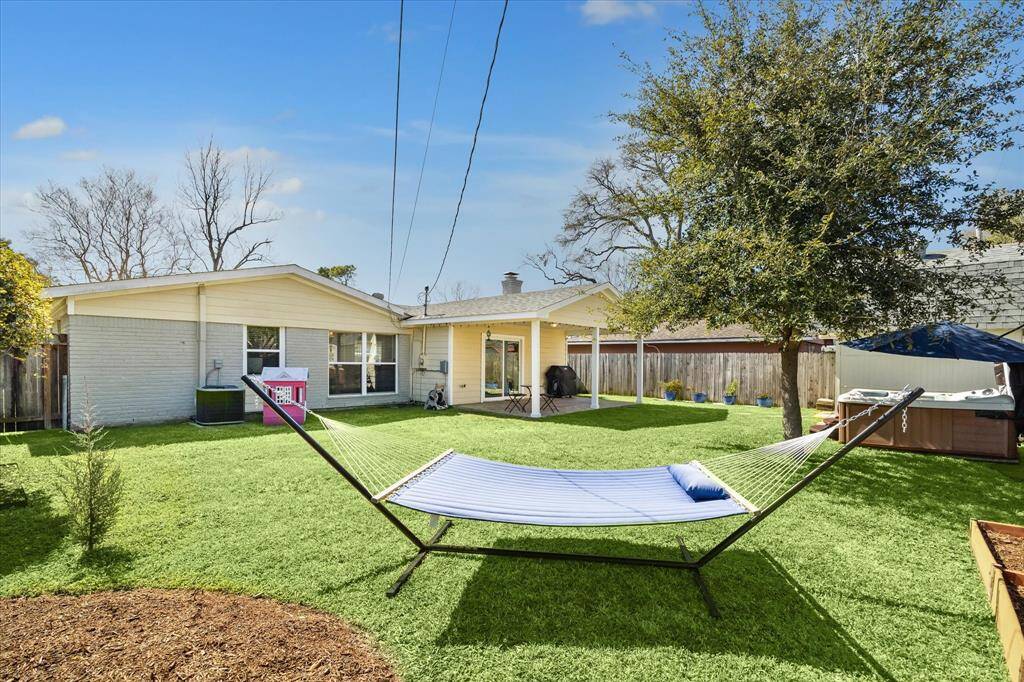 You, too, can have your own personal garden oasis where you can watch the vegetables grow!