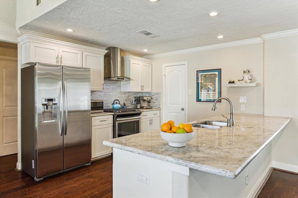The counter-height bar serves as a versatile option for casual meals, buffet-style serving, or gatherings for lively group entertaining.