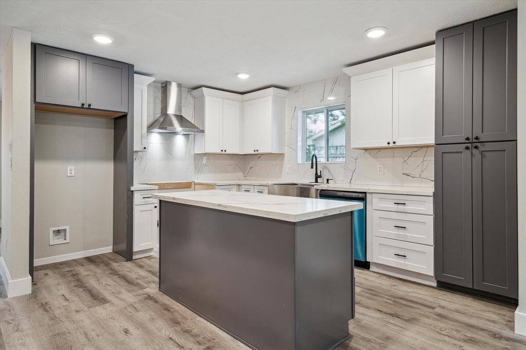 Beautiful kitchen, new gas range will be installed before closing