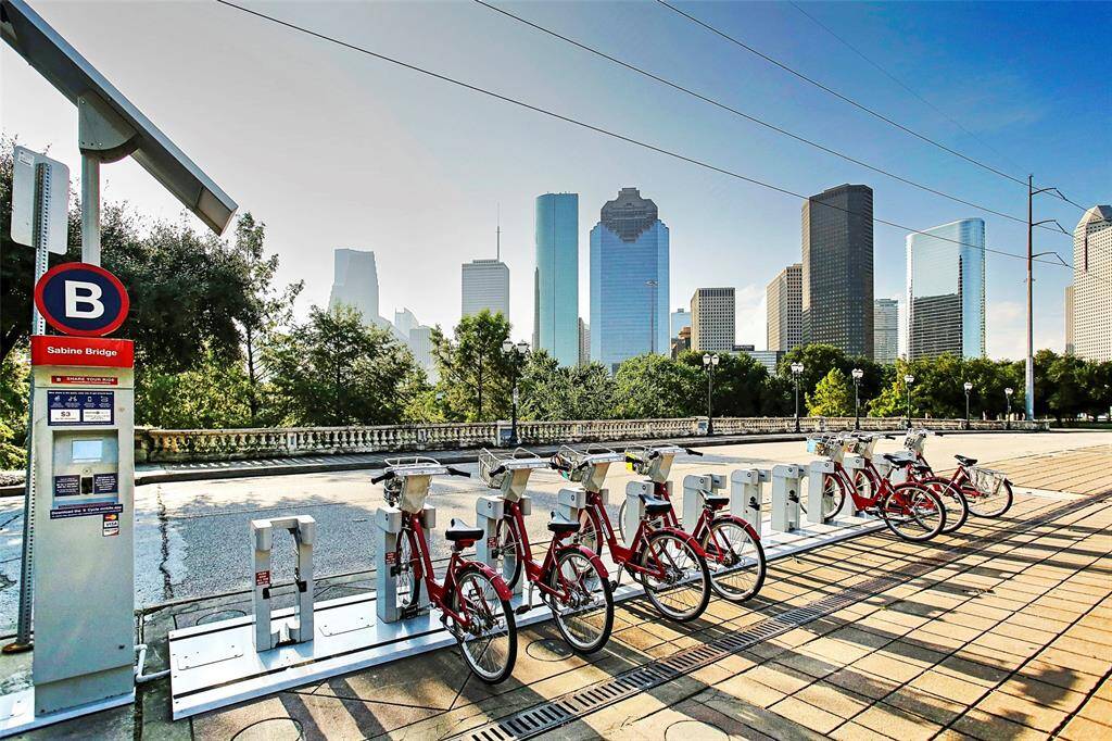 Miles of bike, jog, hike trails along brays bayou