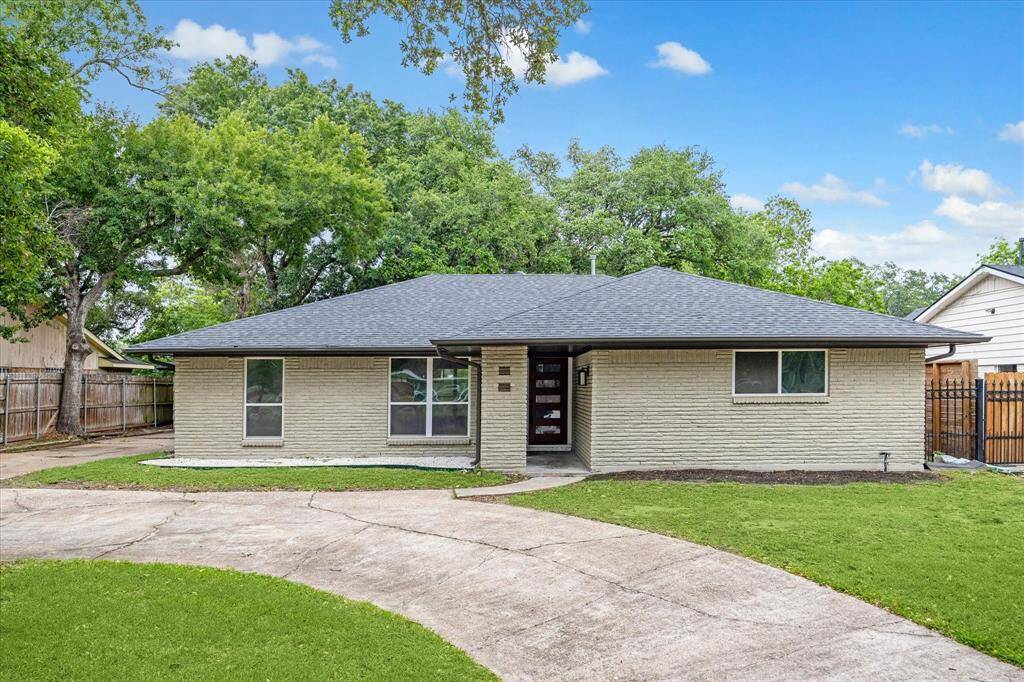 5466 Beechnut, sought after single story home in Maplewood/Bellaire with so many updates!
