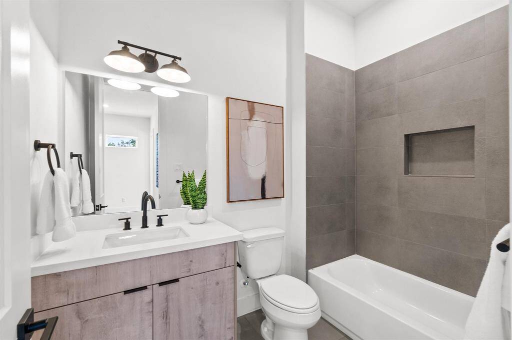 Full secondary bathroom upstairs.