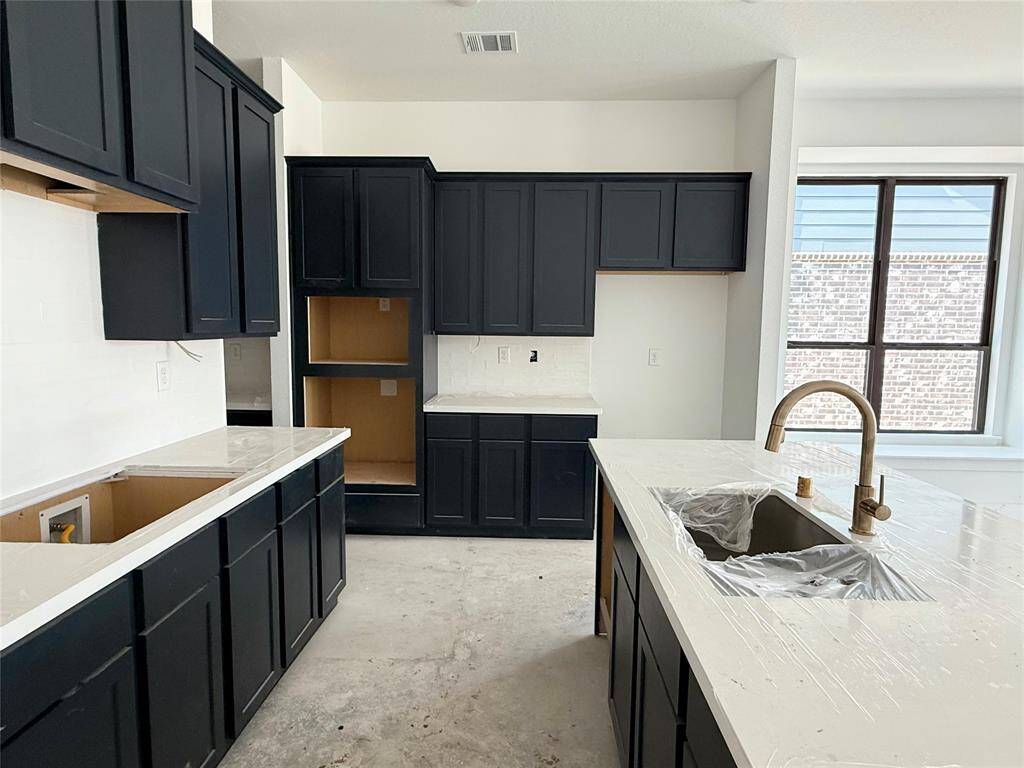 Step into this elegant kitchen, and you’ll find more than just a place to cook; you’ll dis