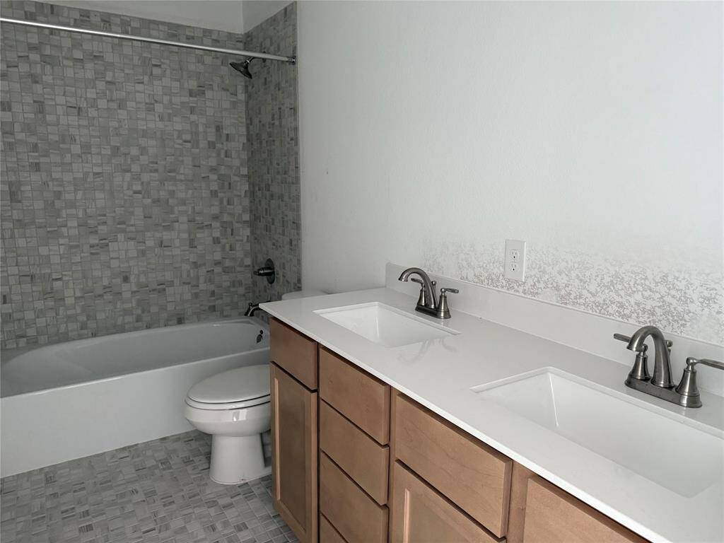 Whether you’re hosting family and friends or for the kiddos, our secondary bathrooms invit