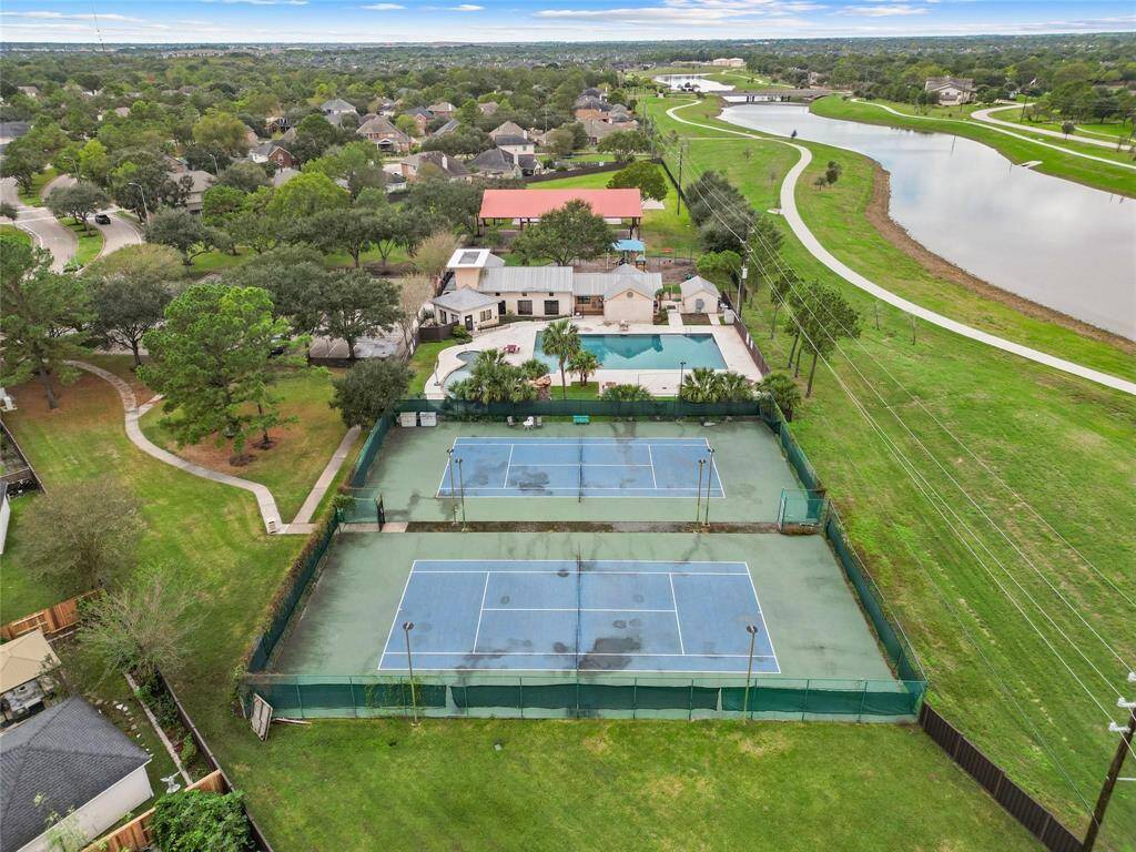 Enjoy an active and fulfilling lifestyle with easy access to fantastic community amenities. This desirable neighborhood offers well-maintained tennis courts, perfect for friendly matches. A sparkling community pool providing a refreshing escape on warm days.