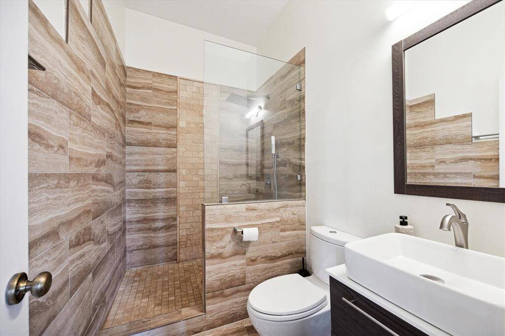 Full size bathroom on the first floor perfect for guest