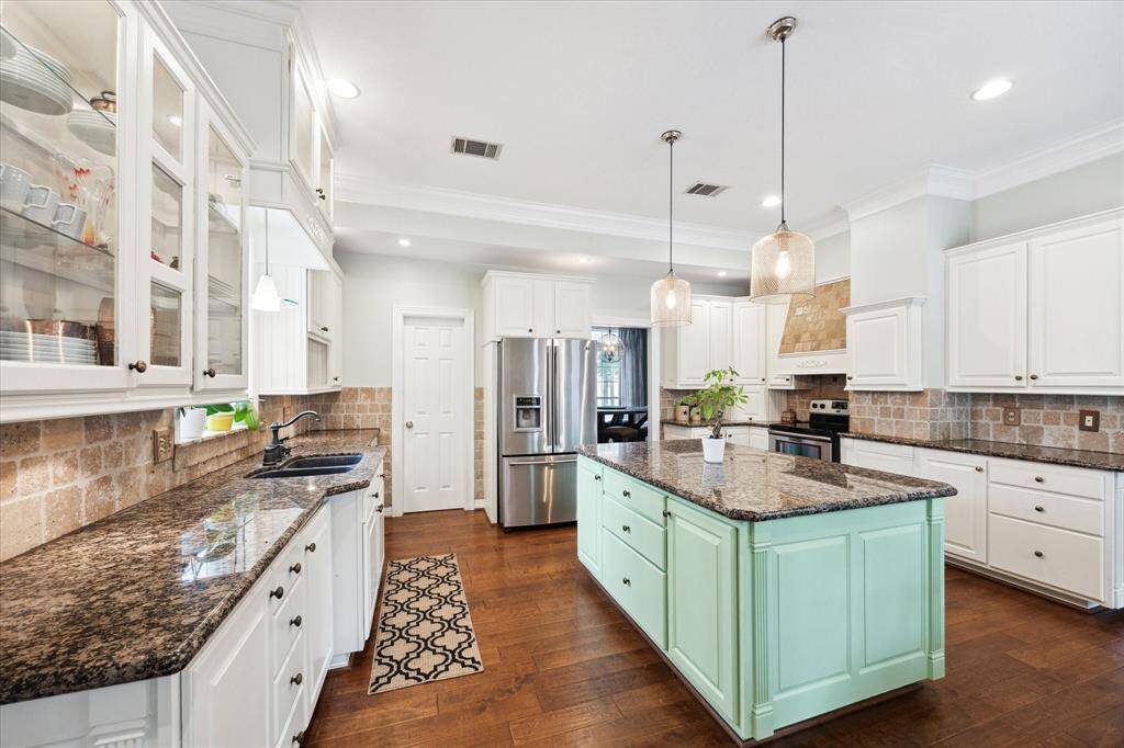 With ample storage and an abundant of countertop space this is a true chef's kitchen