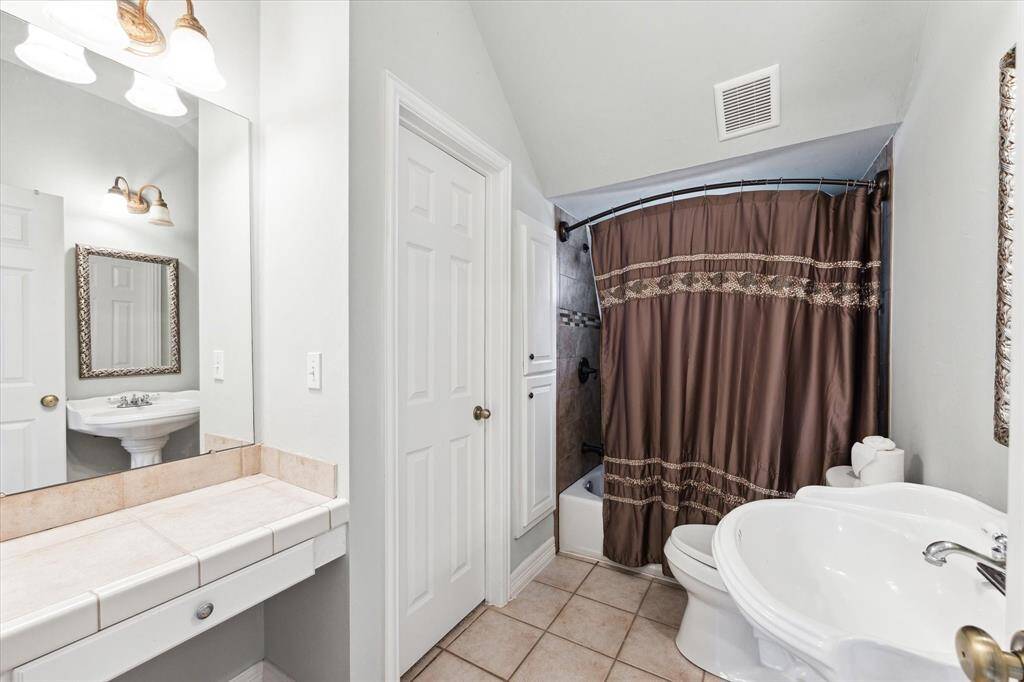 Ensuite bathroom to the secondary bedroom