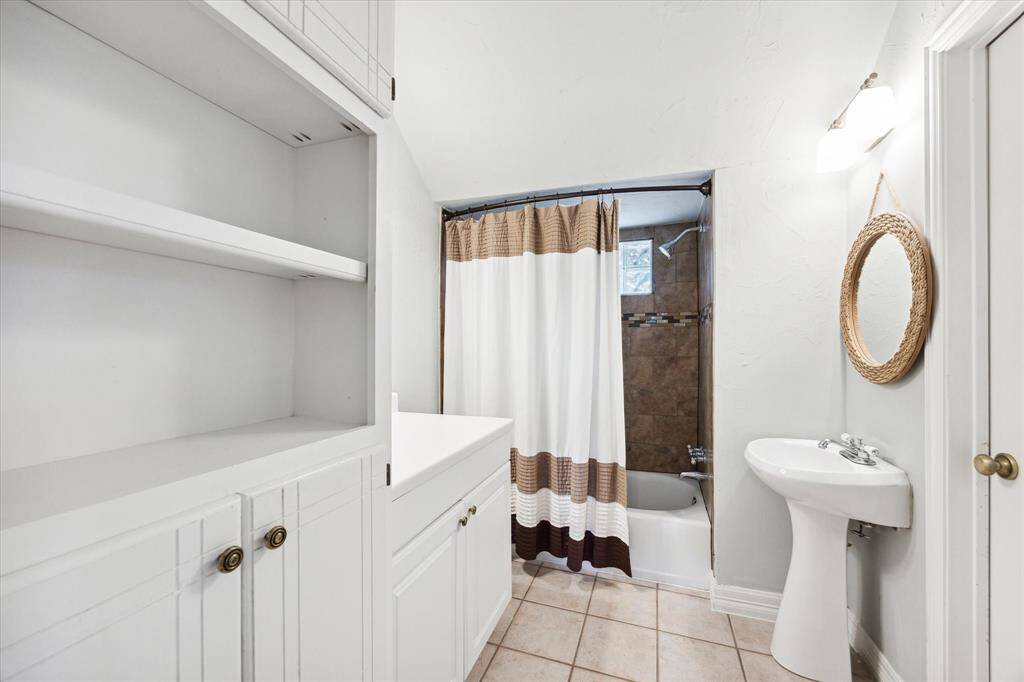 Ensuite bathroom offering a function layout for guest or kids