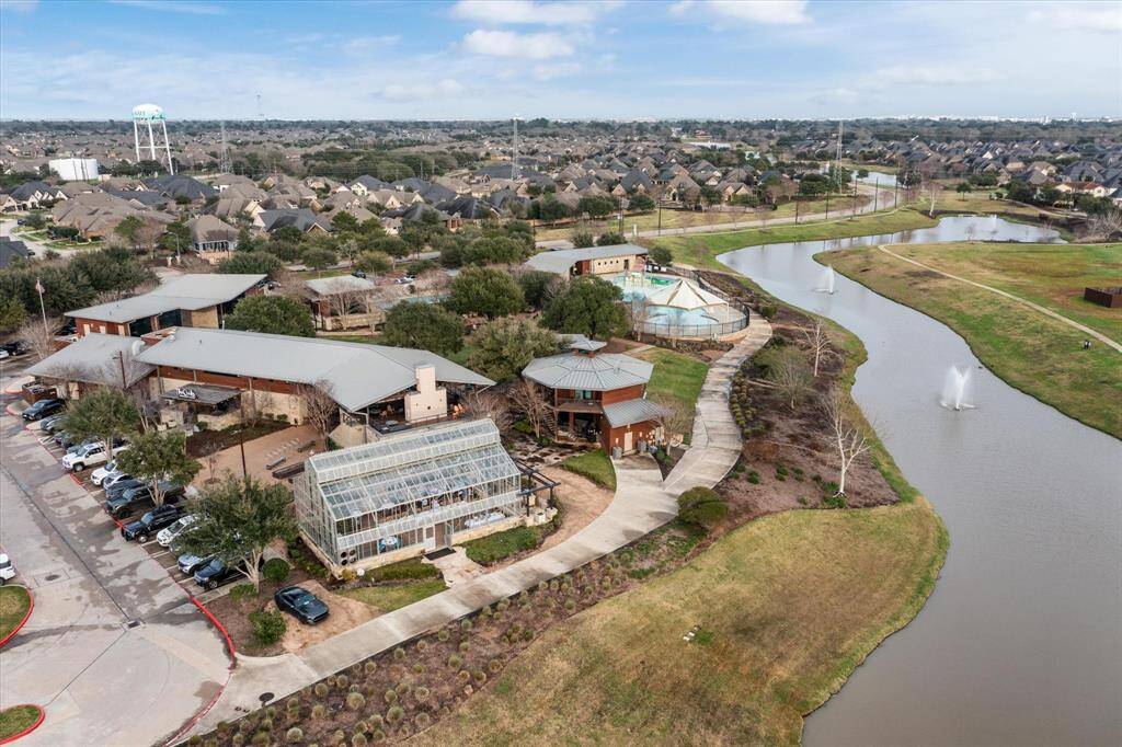 Cane Island boasts an abundance of amenities, including a conservatory, a community pool, scenic running trails, a fitness center, a restaurant & bar, pocket parks throughout the community and numerous other inviting gathering spaces!
