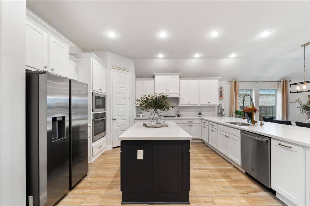You’ll never run out of prep space here! The large island and peninsula offer plenty of counter space, while still providing convenient site lines to your dining and living areas.